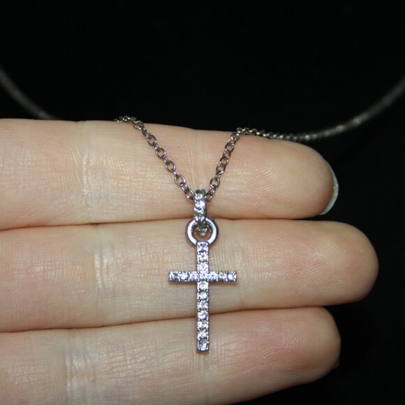 Beautiful silver and CZ cross necklace 18-20" - Picture 1 of 4